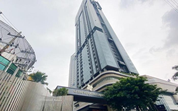 Living 1BR at Grand Sungkono Lagoon By Travelio