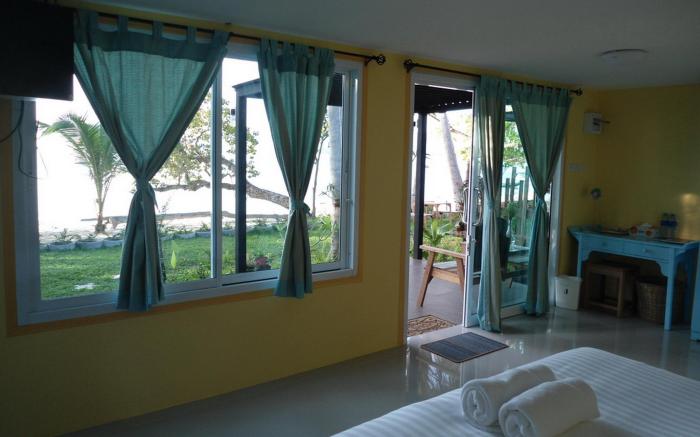 Think and Retro Cafe Lipa Noi Hotel