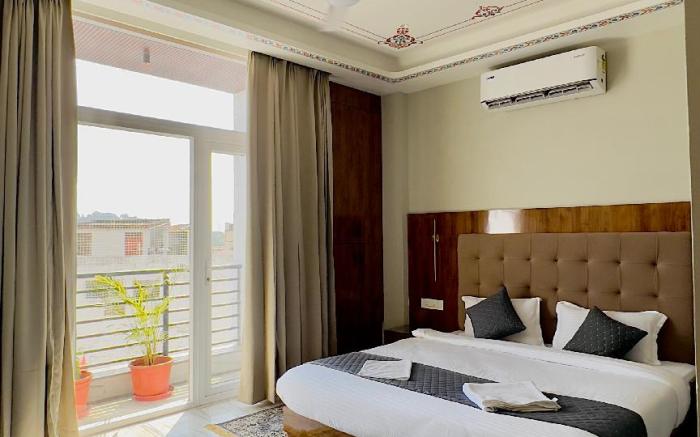 Hotel Pushp Sara Lake View
