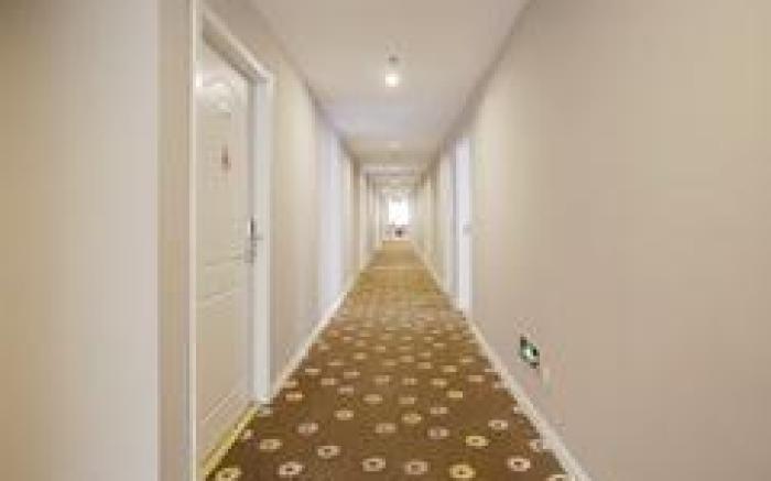 Home Inn Xiaoshan Yinlong Department  Renmin Road Metro Station
