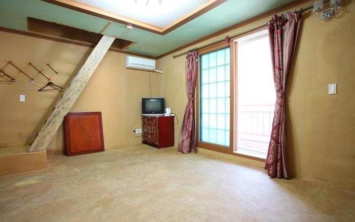 Baekmu Mountain Villa Red Clay Pension