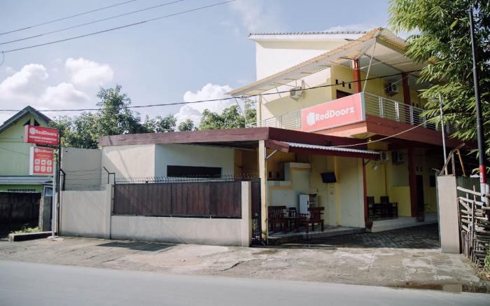 RedDoorz @ Hening Homestay