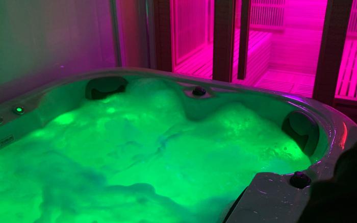 Relaxing Getaway With  Hot Tub  Sauna Sleeps 6