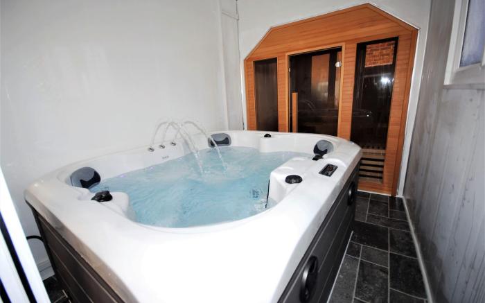 Cozy Hideaway With Hot Tub  Sauna Sleeps 7