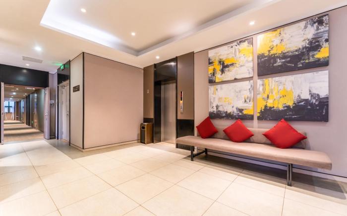 Home Inn Plus Qingdao Badaguan Taipingjiao Park Metro Station