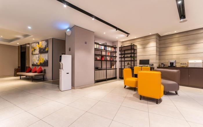 Home Inn Plus Qingdao Badaguan Taipingjiao Park Metro Station