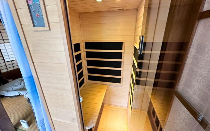 至近に海と鉄道を眺めるボートソファルームで至極のサウナ&スパ体験！ガレージBAR【トリックマーメイド