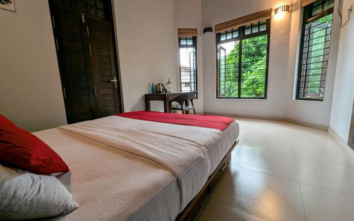 Airport in 10 Min - Cozy Upstairs for Two with Garden Air-conditioning and Balcony