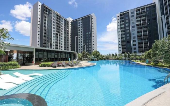 Splashmania Gamuda Cove Homestay KLIA Projector