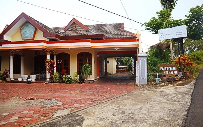 PLUM Hotel Palereman Batu