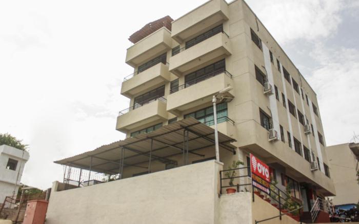 OYO Primrose Regency Near Amanora Mall