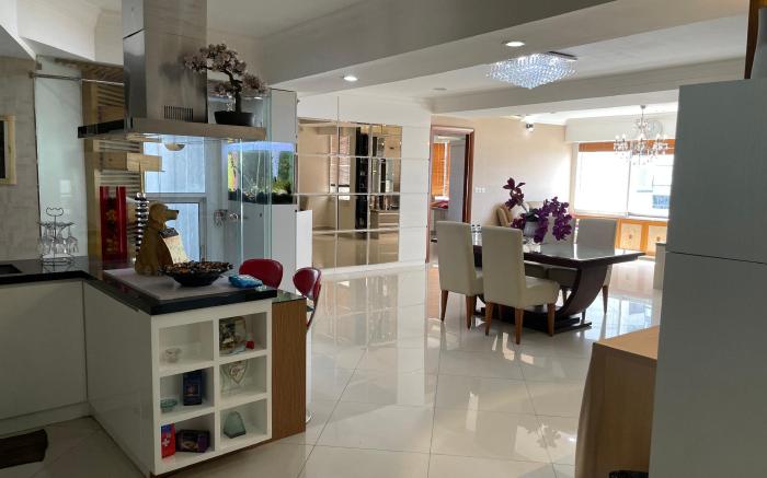 City View 2BR Mall Apartment (176sqm)