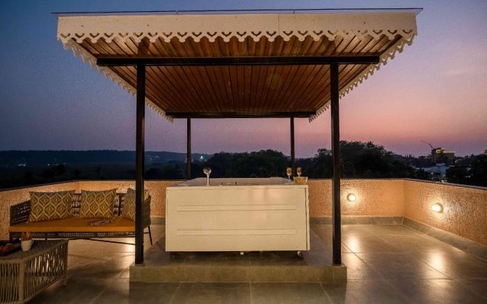 tisyastays | Emerald 3BHK Penthouse with Jacuzzi