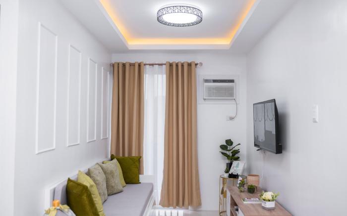 Cozy Crib Suite Condo w/ Balcony Pool & Gym