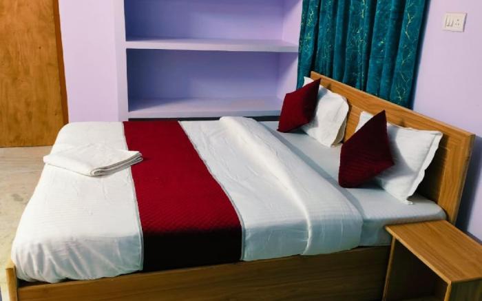 Goroomgo Rail View Guest House Puri