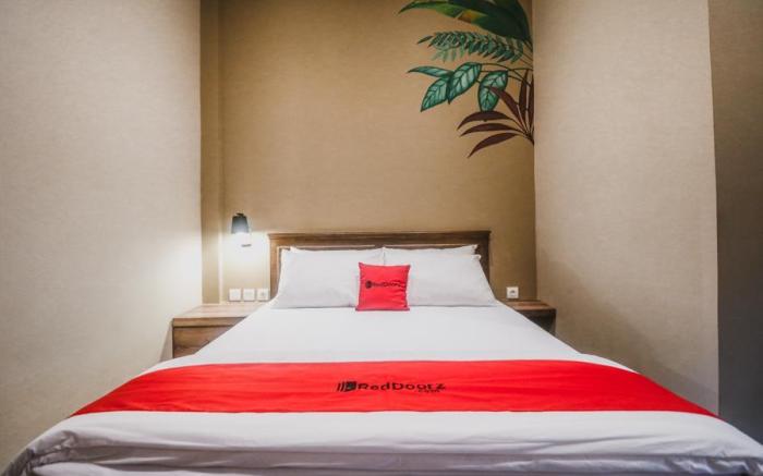 RedDoorz Plus near Mall Slipi Jaya