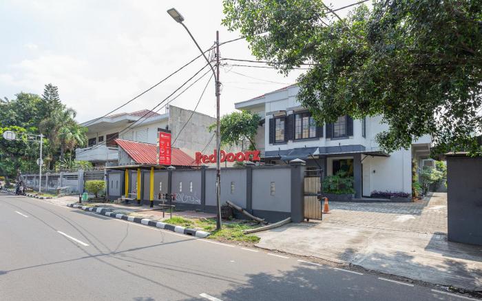 RedDoorz Plus near Mall Slipi Jaya