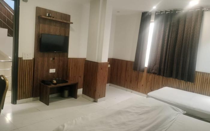 Hotel Shri Sai Deluxe @2 Min  Adarsh Nr Metro