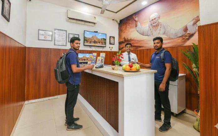 Hotel Shri Sai Deluxe - 1 Min from Adarsh Nagar Metro, Couple, Business and Family Friendly