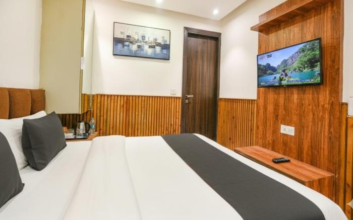 Hotel Shri Sai Deluxe - 1 Min from Adarsh Nagar Metro, Couple, Business and Family Friendly