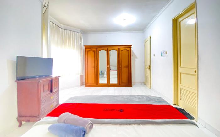 RedDoorz Near Taman Bunga Nusantara 2