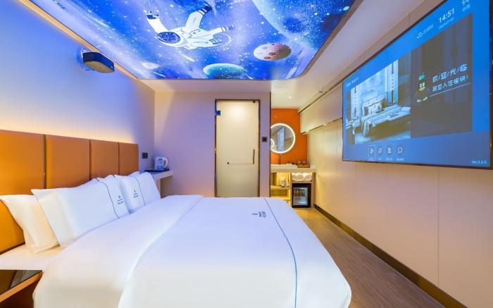Dequan Luxury Hotel (Chaoyang High-speed Railway Station Shilibao Metro Station)