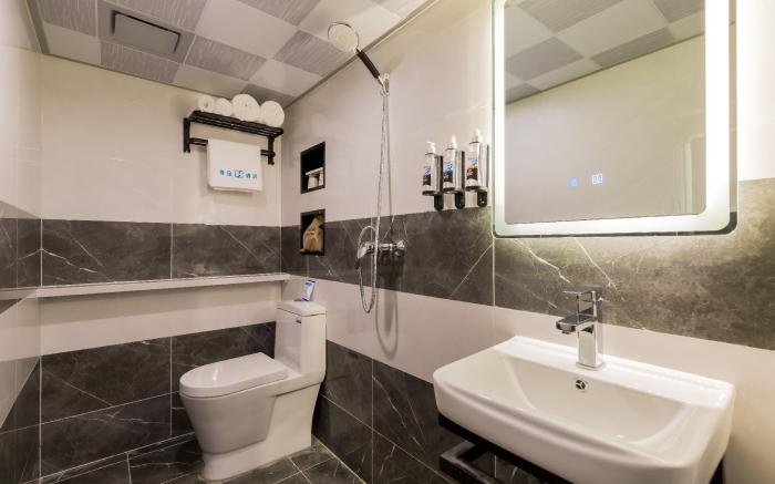Dequan Hotel(Chaoyang High-speed Railway Station,Shifoying Subway Station)