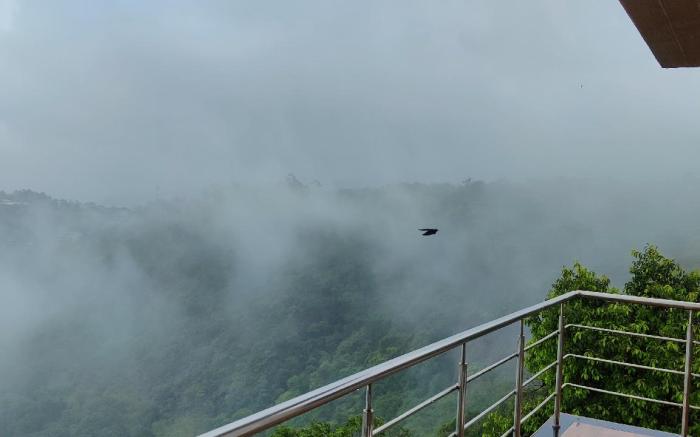 Misty Cliff Pachgani, Luxurious valley view rooms