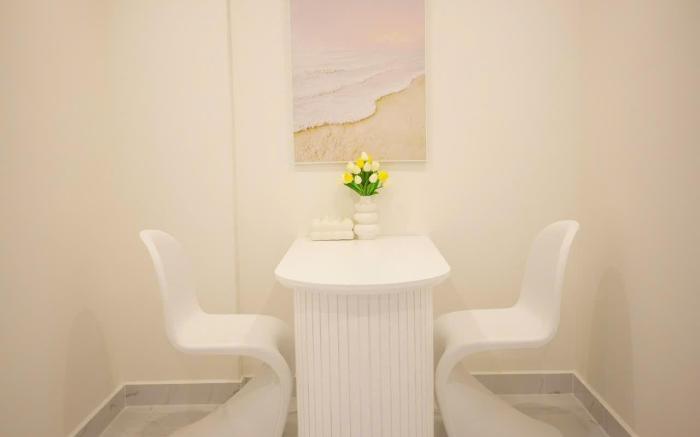 Hera House - BS7 - Beverly Solari - The Tropical