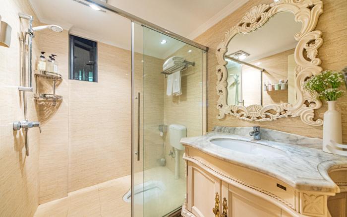 Mist Haven - Yuejiang Luxury Four-Bedroom Suite with River View, Five Beds, European Style