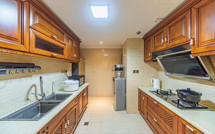 Mist Haven - Yuejiang Luxury Four-Bedroom Suite with River View, Five Beds, European Style