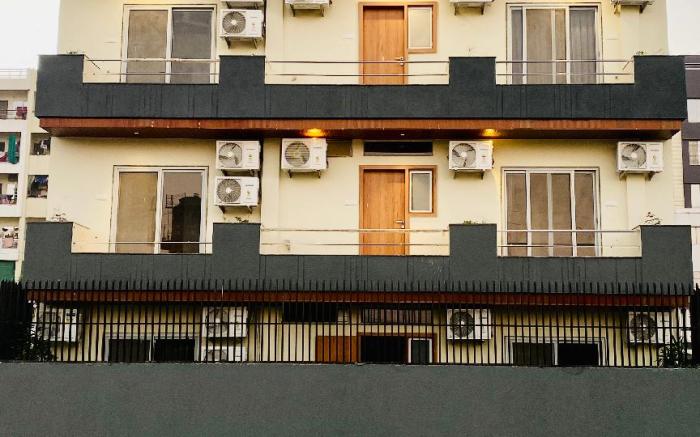 Stay 10 Parallel Apartment Hotel