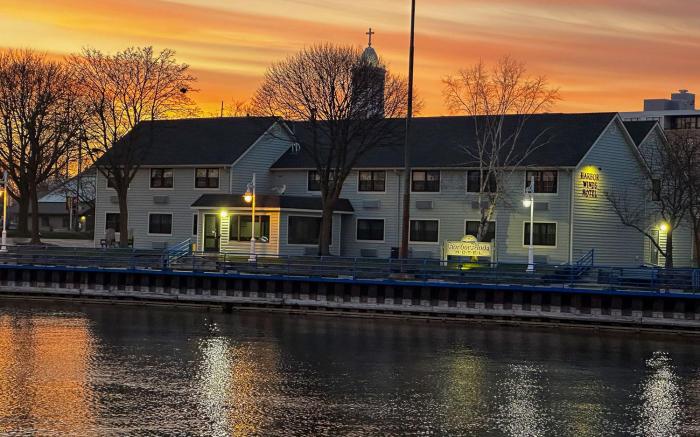 Harbor Winds Hotel
