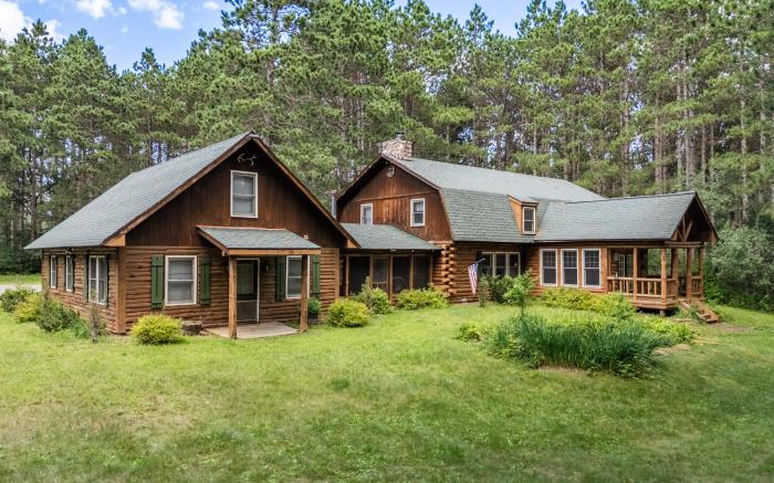 Dog Friendly Log Cabin sleeps 25+ near Dells/Lake