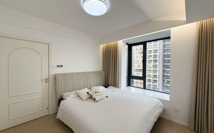 Simple 4-Bedroom Apartment 50m From Subway