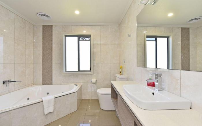 Ironbark Hill Spa Bath Villa 1- Tyrian