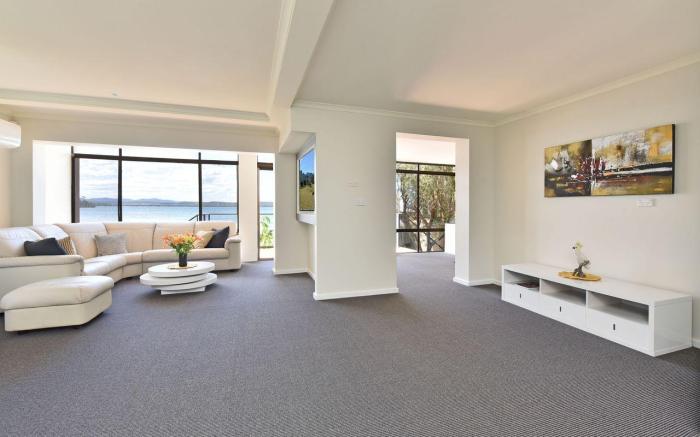 Baywatch Waterfront Lake Retreat with Private Jetty at Silverwater Lake Macqaurie