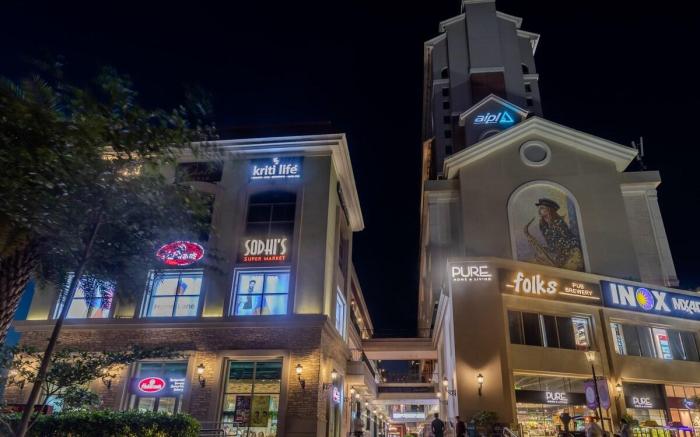 Luxe Couples Loft by IOI Selects