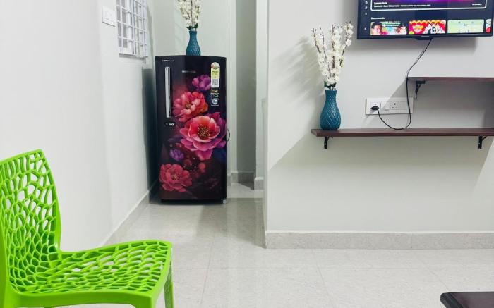 Penthouse Escape: 1BHK Park View Flat in Kondapur