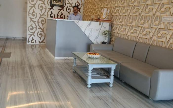 Hotel Crown Club - 2.5 km from Celebration Mall 