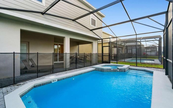 Chic 7Bed with private pool, theme bedrooms