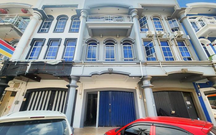 Urbanview Hotel near DC Mall Crown Homestay Batam