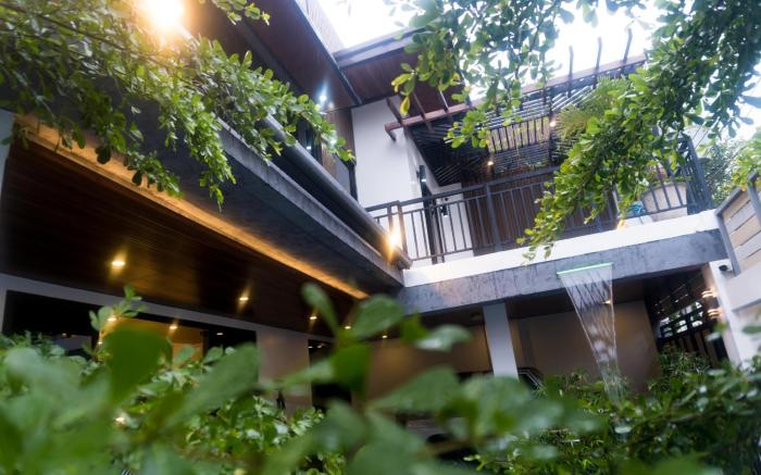 Modern villa with pool in downtown Cebu City