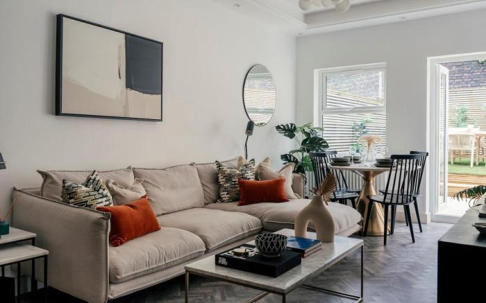 Stunning 3 bedroom ground floor flat with garden