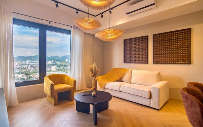 Lush Designer 3BR Condo by ALV