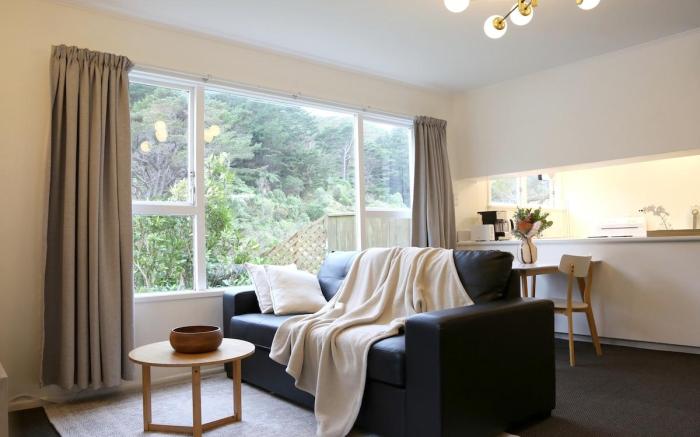 Skyline Haven: Views, Parking, Netflix & Espresso