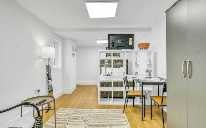 Studio, Wembley Stadium, West End, PARKING, Pets