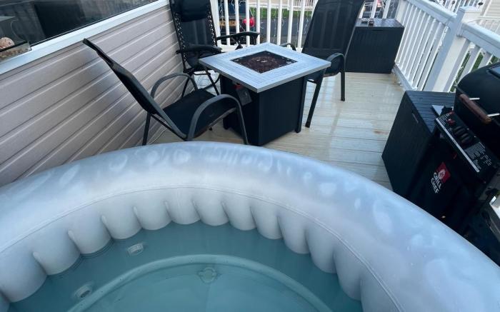 Cozy Newquay Lodge with Private Hot Tub, Fir Pit Table and 3 bedrooms, Sleeps 9