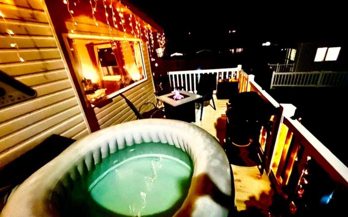 Cozy Newquay Lodge with Private Hot Tub, Fir Pit Table and 3 bedrooms, Sleeps 9