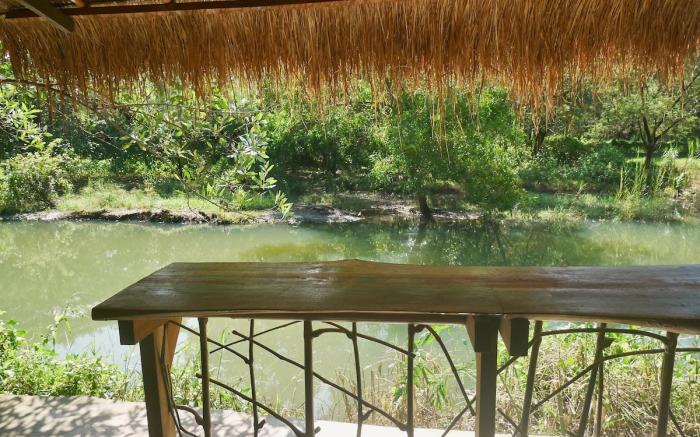 AC Riverfront Cabin for Nature Lovers in Zambales